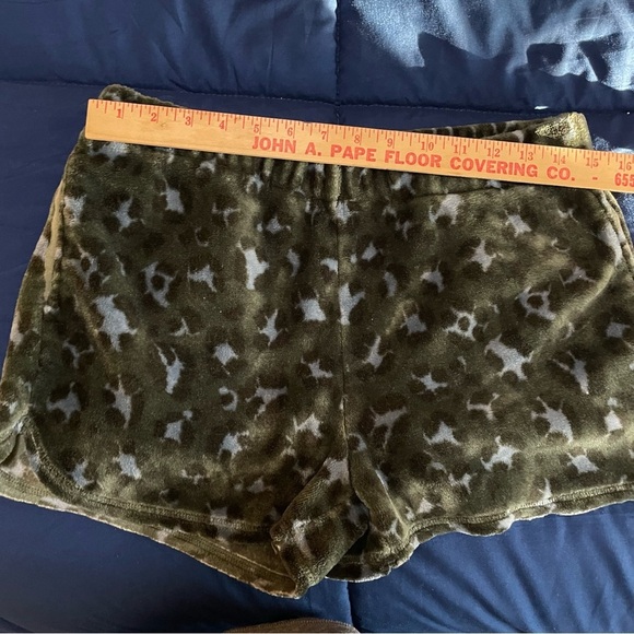 AERIE Shorts Green Cheetah Print Fleece Size Medium  Pajama Lounge Beach Travel - Picture 5 of 10